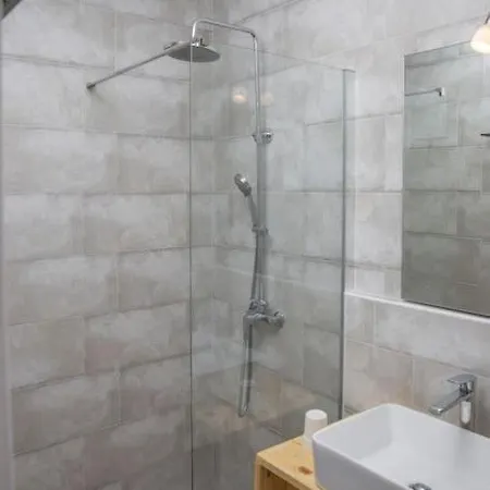 Cozy Overlooking Downtown Makarska