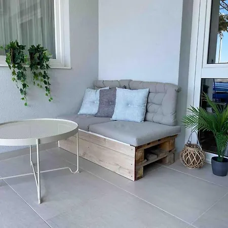 Cozy Overlooking Downtown Макарска